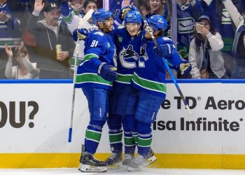 Los Canucks obtienen una victoria divertida, pero la verdadera historia es lo que sucede fuera del hielo