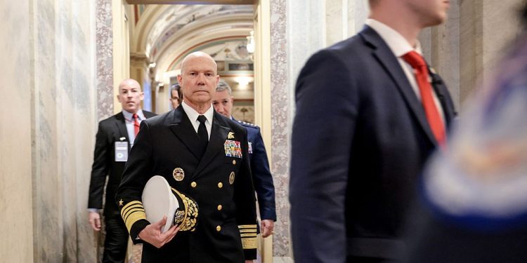 El barco golpeado en un ataque de 'doble toque' no se dirigía a EE. UU., según se informa el almirante les dice a los legisladores