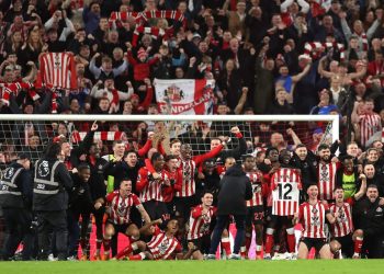 Sunderland y una foto de celebración del equipo que habían esperado dos años para tomarse