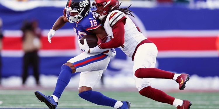 En una complicada victoria de Commanders, un oficial de 10 años se convirtió en el héroe más improbable