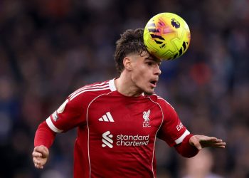 Milos Kerkez parecía inhibido en el Liverpool. Un ajuste táctico ha cambiado eso