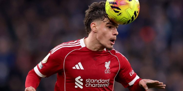 Milos Kerkez parecía inhibido en el Liverpool. Un ajuste táctico ha cambiado eso