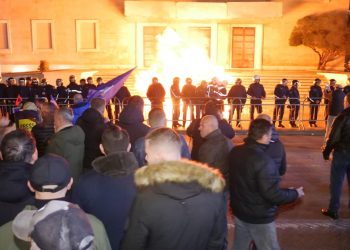 La oficina del primer ministro albanés es bombardeada con gasolina mientras estallan las protestas por corrupción – POLITICO