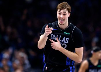 Cooper Flagg va cubo por cubo con Nikola Jokić, fortaleciendo el caso del Novato del Año