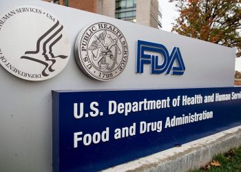 Más drama de la FDA: el principal regulador de medicamentos renuncia después de 3 semanas