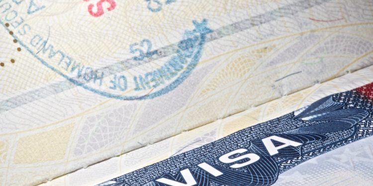 Según los informes, Google y Apple advierten a los empleados con visas que eviten viajes internacionales