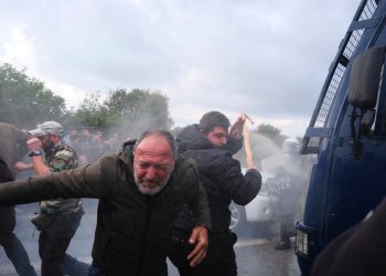 La policía griega lanza gases lacrimógenos contra los agricultores durante las principales protestas de la UE
