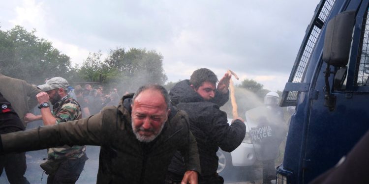 La policía griega lanza gases lacrimógenos contra los agricultores durante las principales protestas de la UE