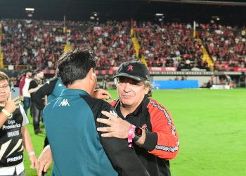 Óscar 'Macho' Ramírez le dice a la afición de Alajuelense que hasta las oraciones juegan
