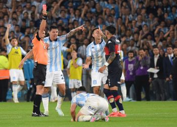 Video: la expulsión de Cachila Arias por pegarle de atrás a Maravilla Martínez :: Olé