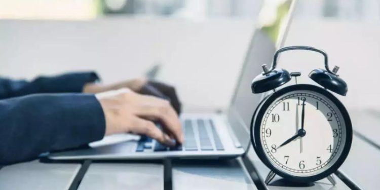 La regla laboral china del 996 que está ganando terreno en EEUU: 70 horas de trabajo semanales en una oferta de empleo