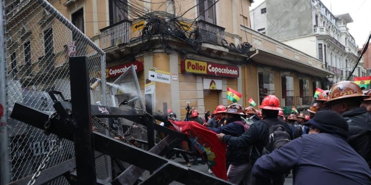 Bolivia: Sindicatos bolivianos que rechazan retiro de subsidio se enfrentan con policías en La Paz | Rodrigo Paz último | MUNDO