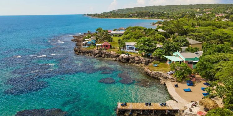 Jamaica está abierta y da la bienvenida a los visitantes.