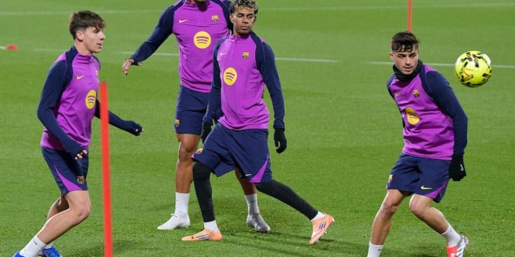 El regreso de Araujo, principal novedad del entrenamiento a puerta abierta del Barcelona – Fútbol Internacional