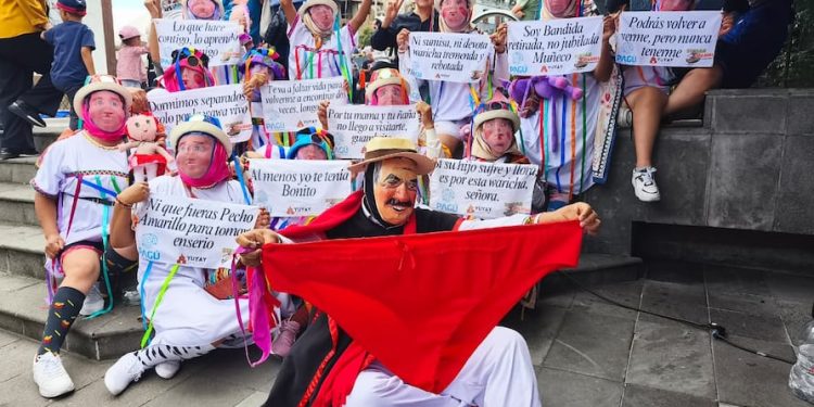 '¡Viva los inocentes!': máscaras, sátira y leyendas se tomaron el centro histórico de Quito | Ecuador | Noticias