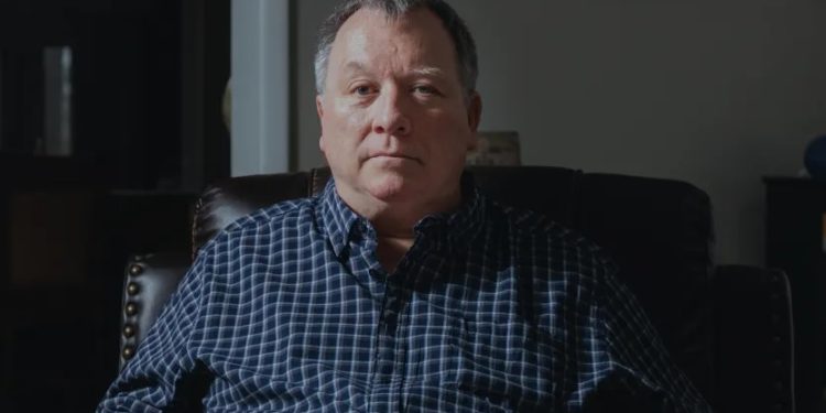 Un hombre demanda a los policías que lo encarcelaron durante 37 días por trolear una vigilia de Charlie Kirk