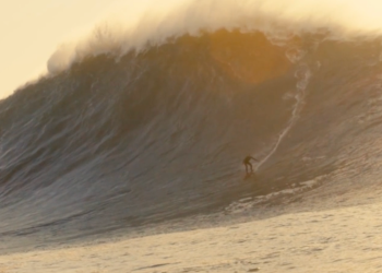 Una mujer británica pudo haber batido el récord mundial después de surfear una ola monstruosa