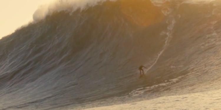 Una mujer británica pudo haber batido el récord mundial después de surfear una ola monstruosa
