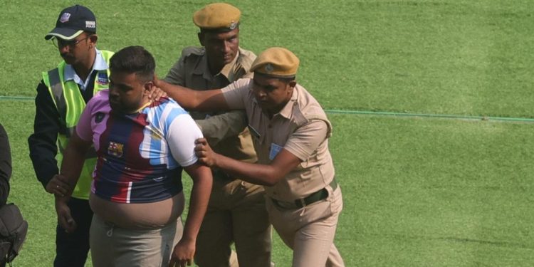 Lionel Messi provoca caos en India con presentación relámpago