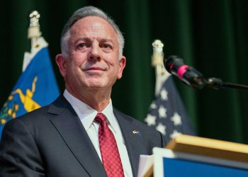 El gobernador de Nevada firma un amplio proyecto de ley contra el crimen mientras el estado busca impulsar el turismo