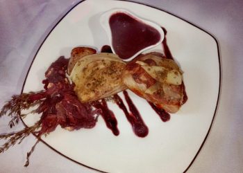 medallones de cerdo en salsa de flor de jamaica