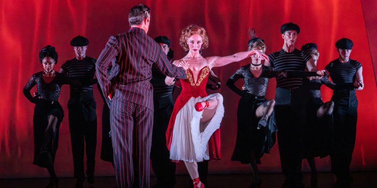 La reseña de Red Shoes, Sadler's Wells: Matthew Bourne evoca el apasionado e invernadero del ballet