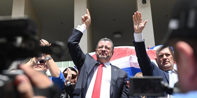 La subasta de radio y TV le pasó una factura negativa a Rodrigo Chaves en redes sociales, según monitoreo de U Latina–Ibope