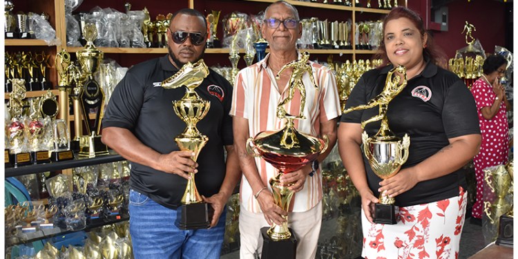 Trophy Stall ofrece réplicas de los campeones de KFC Goodwill Football