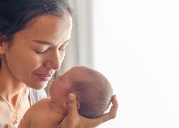 ¿Por qué es bueno cantarles a los bebés?