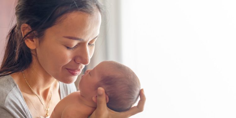 ¿Por qué es bueno cantarles a los bebés?