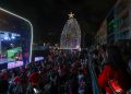 Hospital de Niños enciende su árbol navideño: 20.000 luces led iluminan gigante de 20 metros