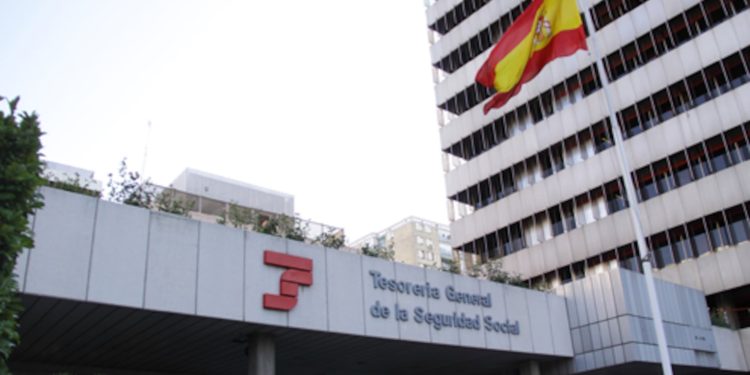 La Seguridad Social lo confirma: si llevas más de 18 meses de baja, dejarás de cotizar aunque sigas pendiente de resolución