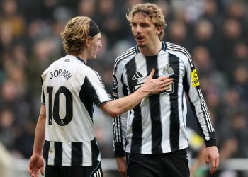 Por qué el VAR tardó tanto en adjudicar el gol disputado del Newcastle contra el Chelsea