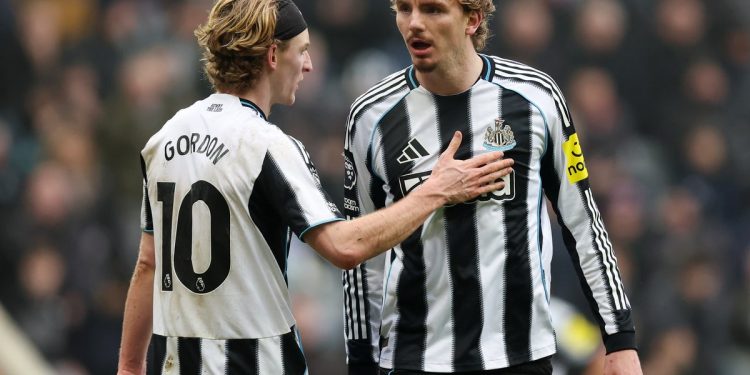 Por qué el VAR tardó tanto en adjudicar el gol disputado del Newcastle contra el Chelsea