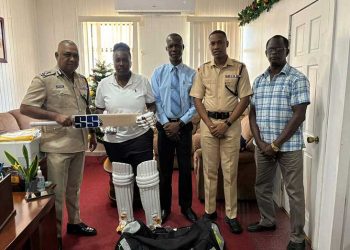 El equipo de críquet de oficiales de GPF apoya a la cabo Sherica Campbell