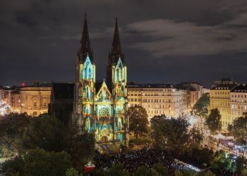 El centro de Praga brilla, zumba y arde en el Festival Signal