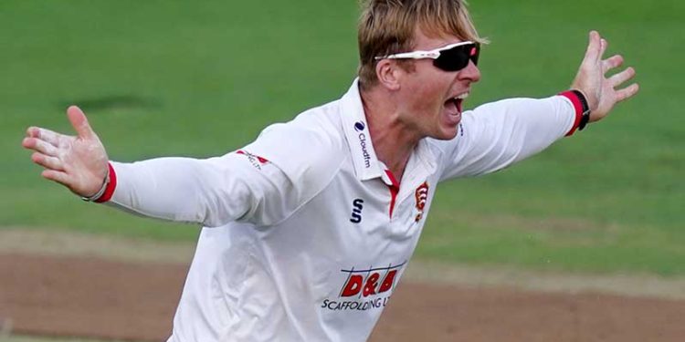 Simon Harmer de SA recibe el premio al Jugador del Mes de la ICC