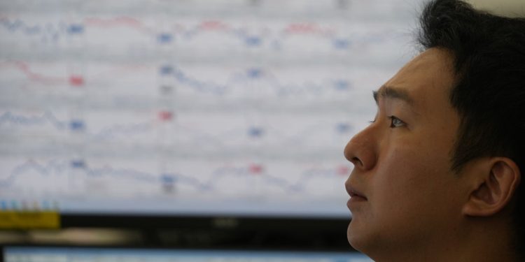 Las acciones asiáticas siguen a la baja a Wall Street mientras las preocupaciones sobre la inteligencia artificial arrastran a las acciones tecnológicas a la baja