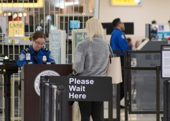 TSA cobrará $45 a los viajeros sin identificación real o pasaporte