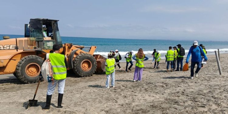 Equipos realizados limpieza de playa de San Pablo tras presunto derrame de hidrocarburos | Ecuador | Noticias