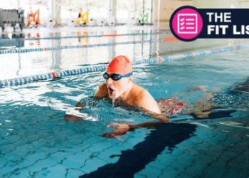 3 razones para empezar a nadar si tienes más de 50 años y todo el equipo que necesitas