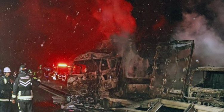 Un muerto y 26 heridos en un accidente con más de 50 vehículos al noroeste de Tokio