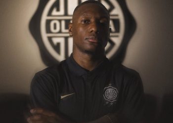 Van llegando gente a la Villa franjeada y se espera a otras – Fútbol