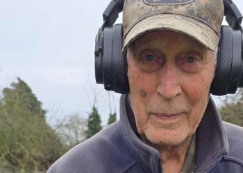 'Encontré una espada con una mano empuñándola'