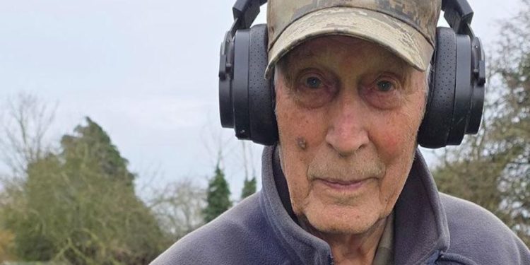 'Encontré una espada con una mano empuñándola'