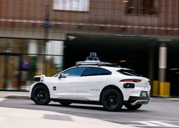 Waymo retirará software sobre cómo se comportan los robotaxis en los autobuses escolares