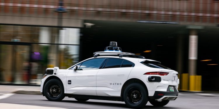 Waymo retirará software sobre cómo se comportan los robotaxis en los autobuses escolares