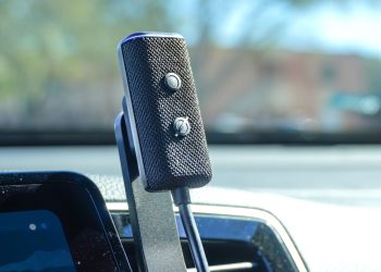 Probé Alexa+ y me gustó tanto que volví a colocar mi Echo Auto en mi auto; ahora no puedo imaginarme conduciendo sin él.