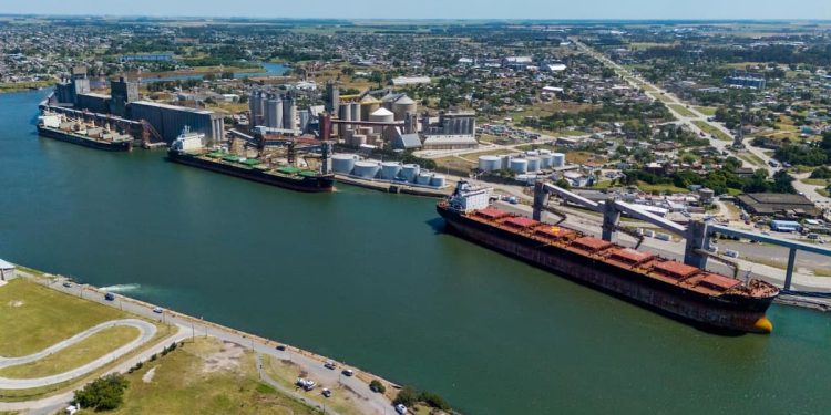 En Puerto Quequén los buques zarpan con bodega completa