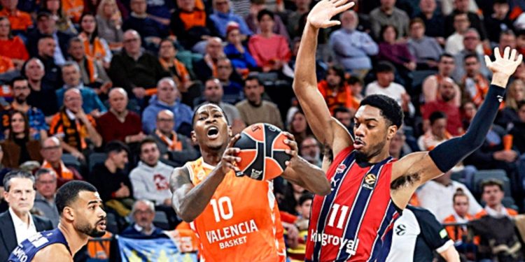 El Valencia sobrevive al agotamiento y supera al Baskonia